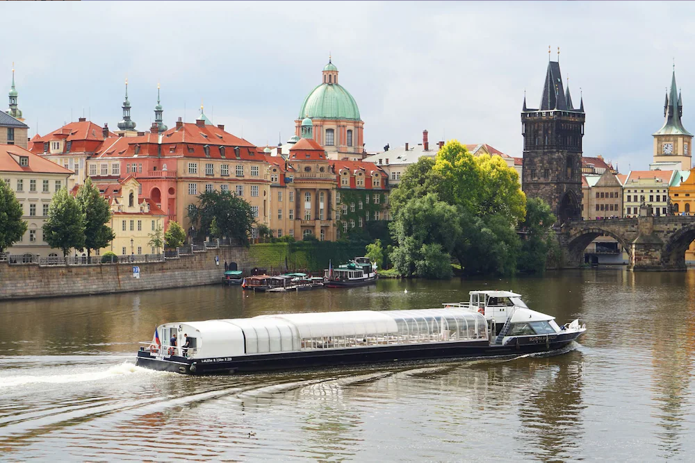 프라하 블타바강 유람선과 카를교 전경