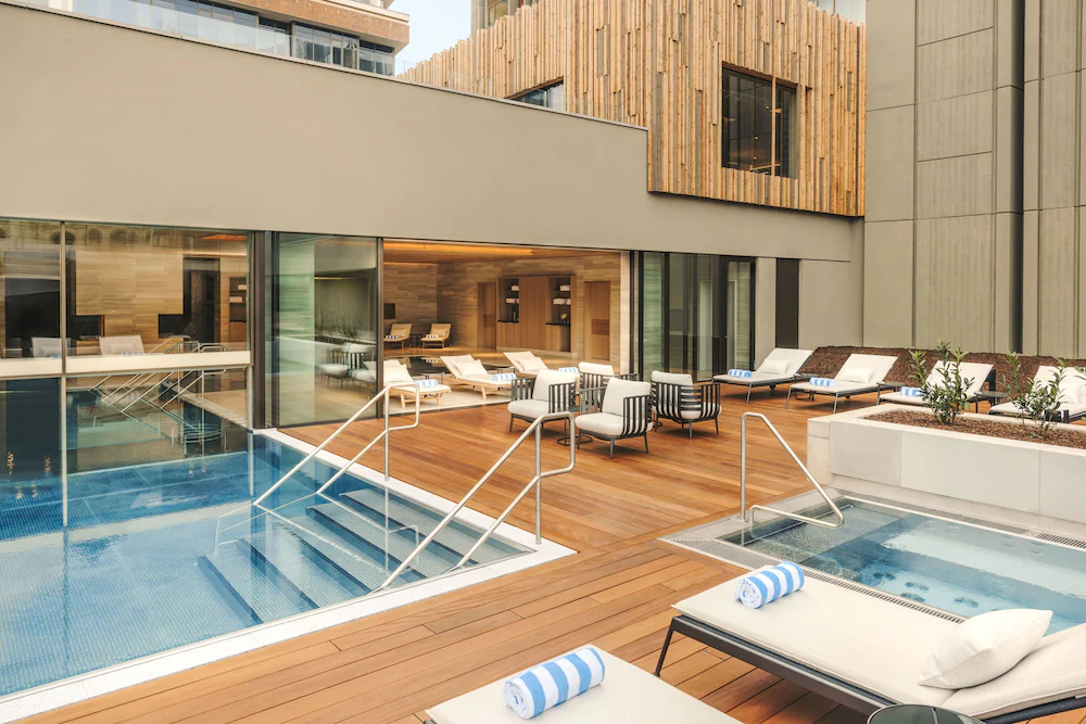 페어몬트 프라하 실내외 수영장